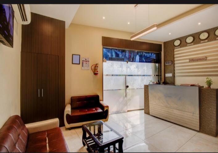 Hotel Emerald Near T2 International Airport Bombaj Zewnętrze zdjęcie