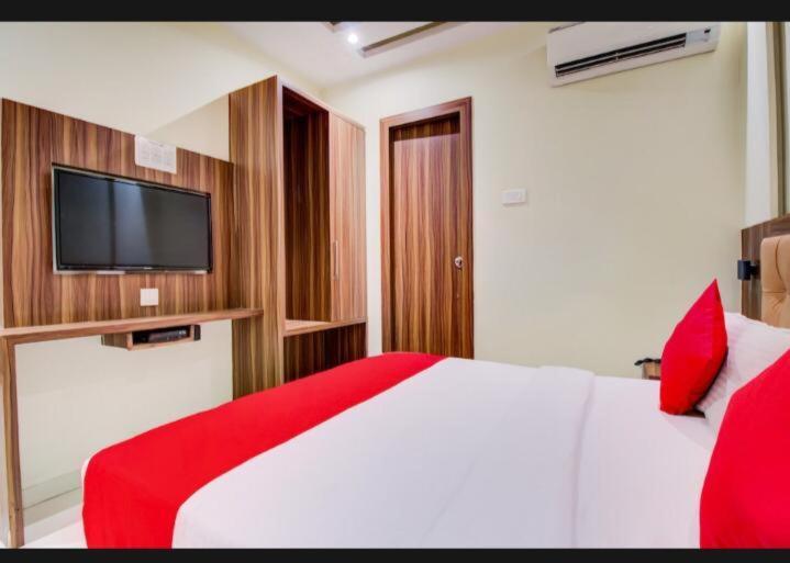 Hotel Emerald Near T2 International Airport Bombaj Zewnętrze zdjęcie