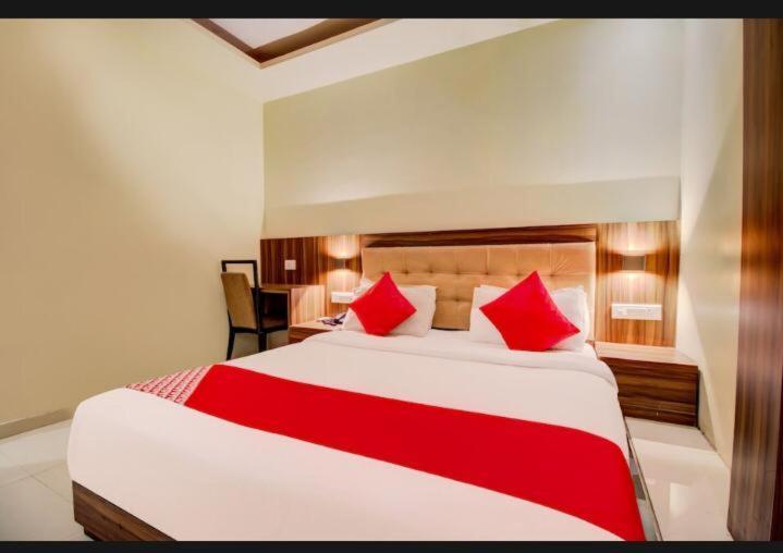 Hotel Emerald Near T2 International Airport Bombaj Zewnętrze zdjęcie