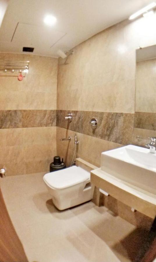 Hotel Emerald Near T2 International Airport Bombaj Zewnętrze zdjęcie