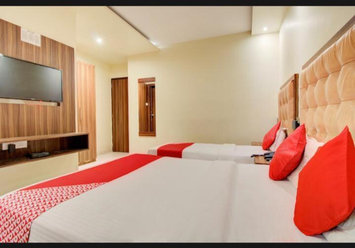 Hotel Emerald Near T2 International Airport Bombaj Zewnętrze zdjęcie