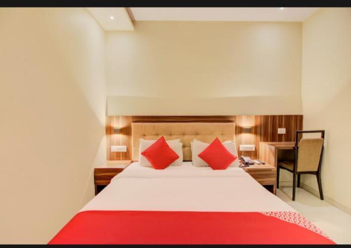 Hotel Emerald Near T2 International Airport Bombaj Zewnętrze zdjęcie