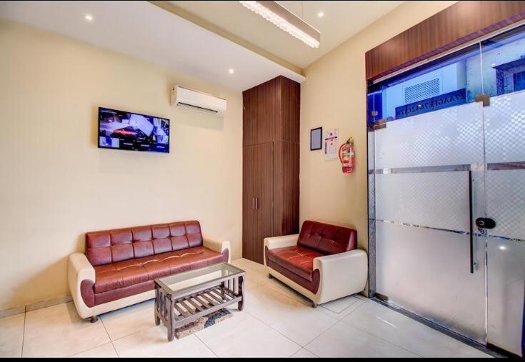 Hotel Emerald Near T2 International Airport Bombaj Zewnętrze zdjęcie