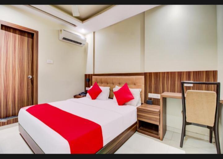 Hotel Emerald Near T2 International Airport Bombaj Zewnętrze zdjęcie