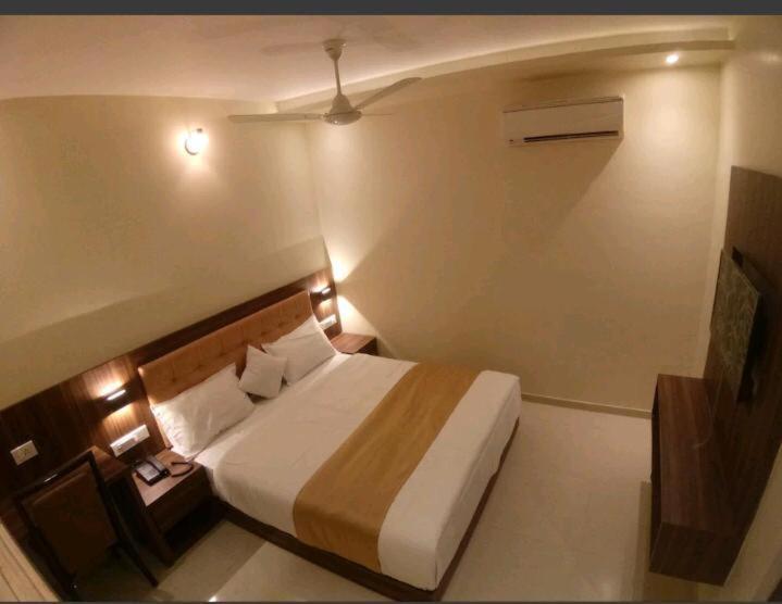 Hotel Emerald Near T2 International Airport Bombaj Zewnętrze zdjęcie