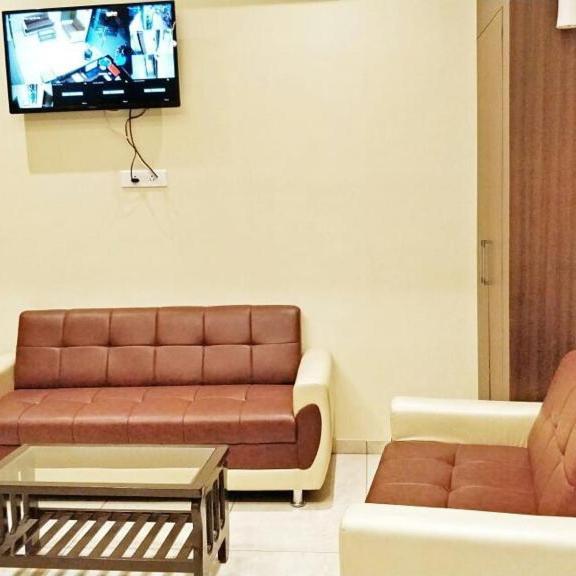 Hotel Emerald Near T2 International Airport Bombaj Zewnętrze zdjęcie